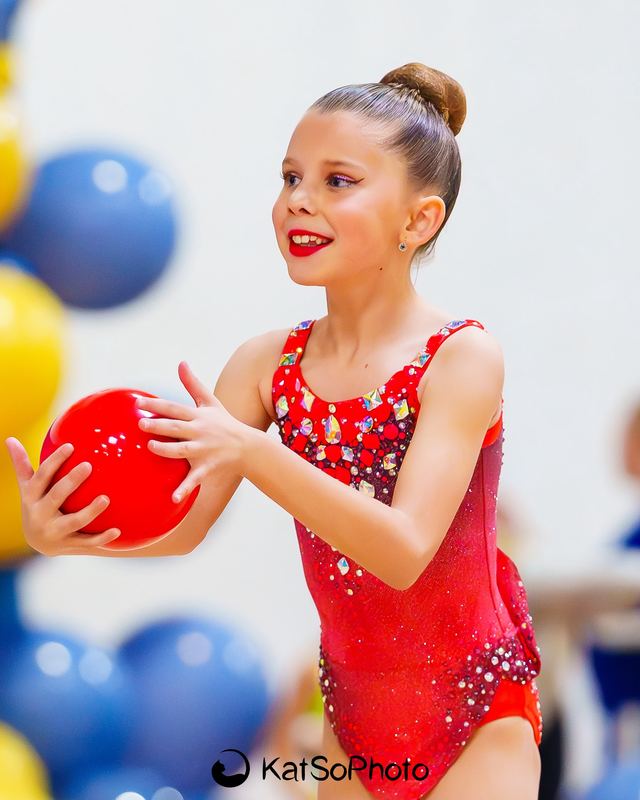 A gymnast presenting the ball at the start of a routine